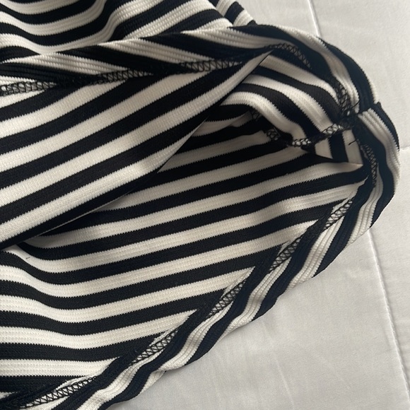 Horizontal stripped print skirt, Black & White🖤🤍 - Picture 2 of 6